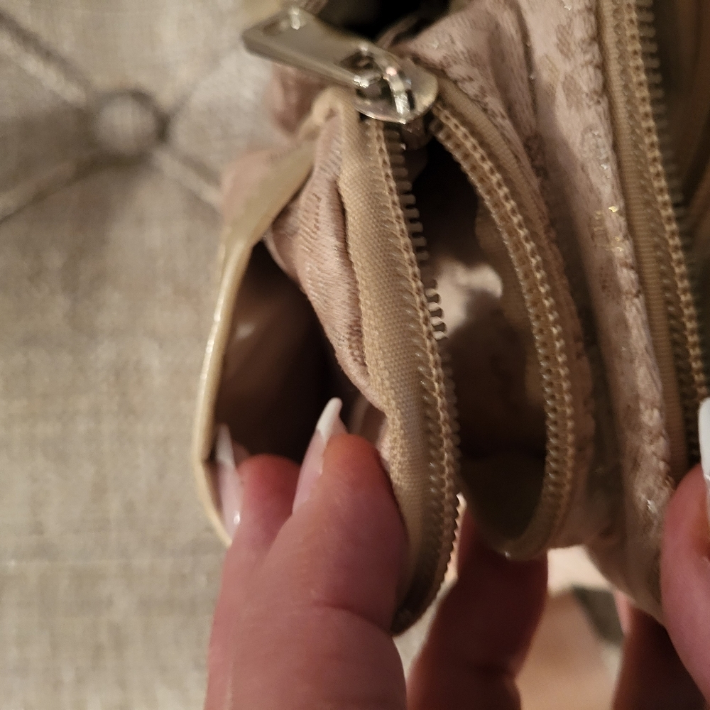 Fashionable tan fanny pack. - Picture 7 of 9